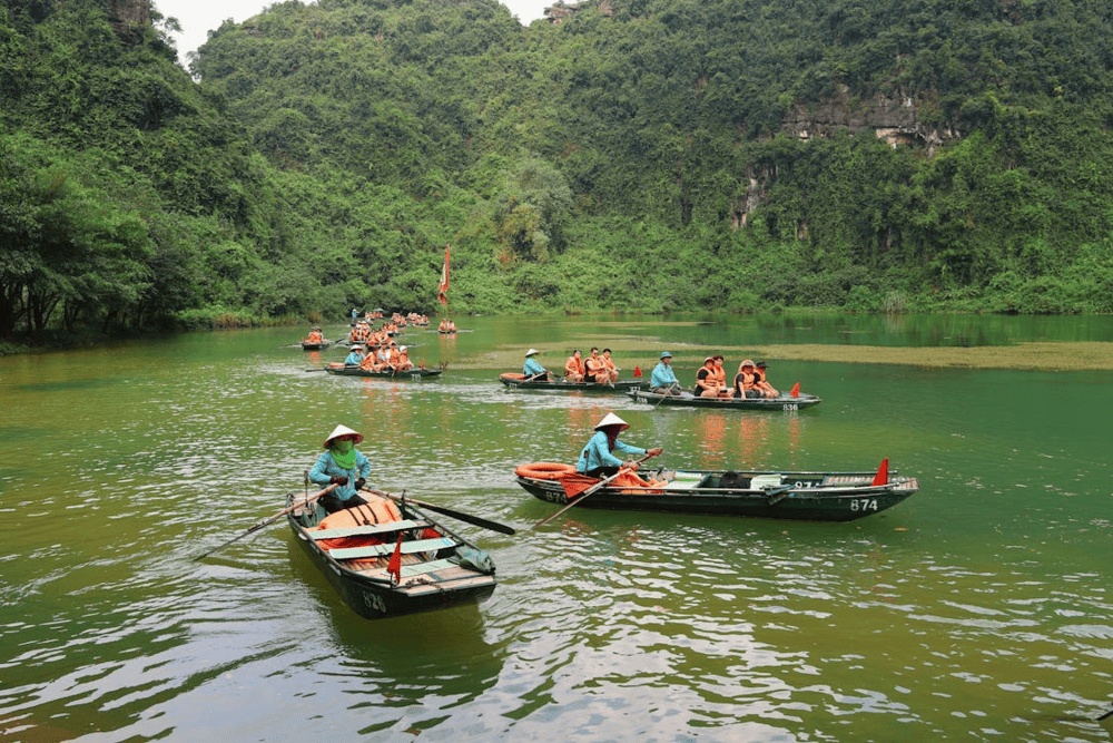 While kayaking, visitors can fully enjoy the serene beauty of Trang An&rsquo;s rivers and mountains (Source: Pexels)